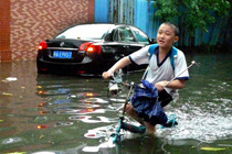 暴雨突襲廣州 低洼路段水淹過膝