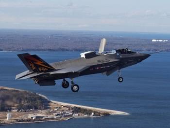 ����F35�𶷙C