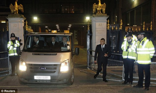 救護車將撒切爾夫人遺體運出酒店。 救護車將撒切爾夫人遺體運出酒店。