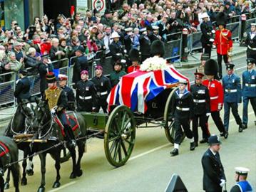 4月17日,在英國首都倫敦,皇家騎兵炮兵隊護送撒切爾夫人的靈柩前往圣保羅大教堂。 新華社/路透 4月17日,在英國首都倫敦,皇家騎兵炮兵隊護送撒切爾夫人的靈柩前往圣保羅大教堂。 新華社/路透