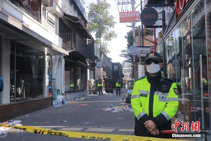 探訪首爾踩踏事故事發地:巷口封路 有民眾獻花哀悼