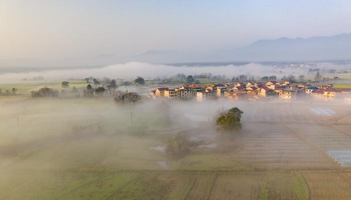 航拍江西春日鄉村云霧繚繞