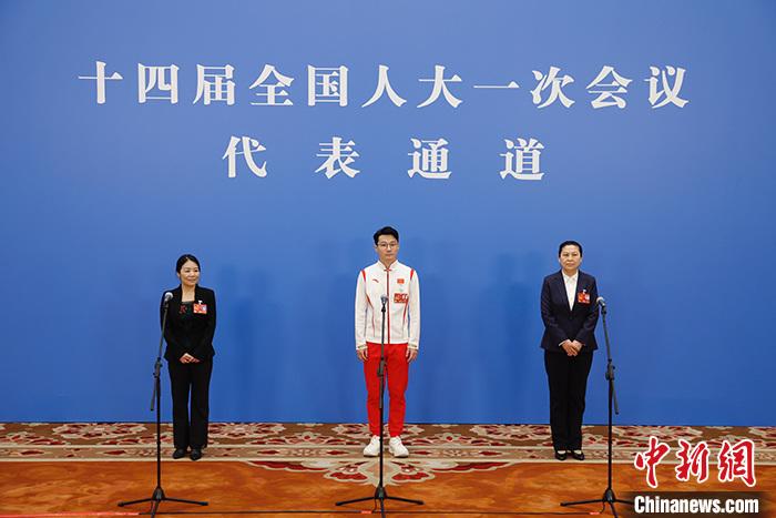 十四屆全國(guó)人大一次會(huì)議舉行第三場(chǎng)“代表通道”采訪活動(dòng)