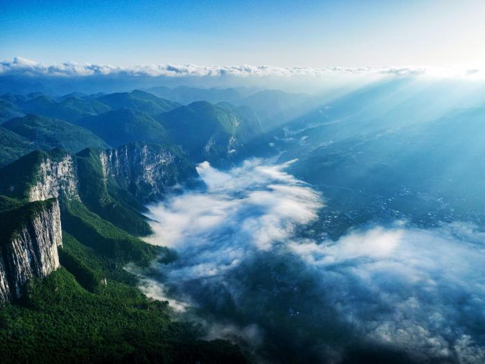 峽谷云海翻滾風(fēng)景如畫(huà)