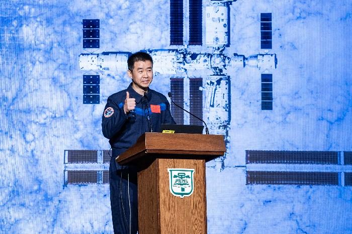 國家載人航天工程代表團成員與香港學(xué)生交流