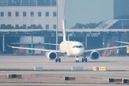 東航C919國產(chǎn)大飛機(jī)執(zhí)飛第三條定期航線“滬陜快線”