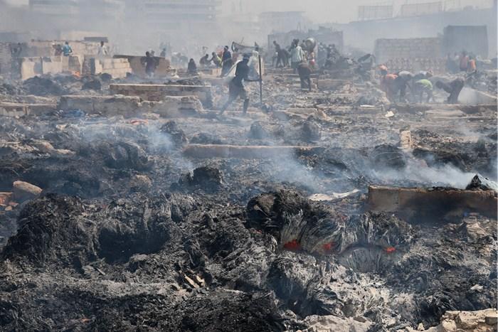 加納阿克拉一市場發生火災 大量攤位被燒毀