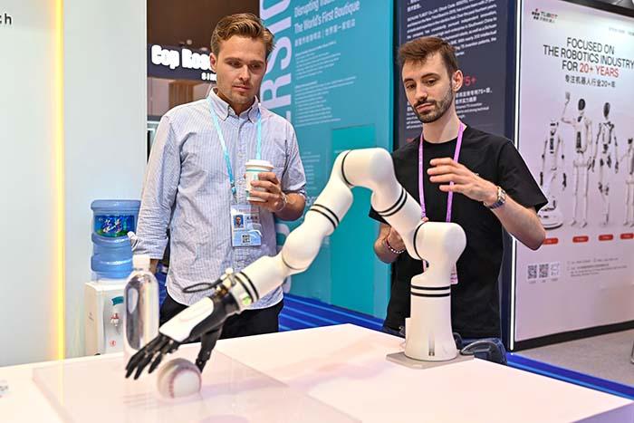 第137屆廣交會(huì)開幕 首設(shè)服務(wù)機(jī)器人專區(qū)