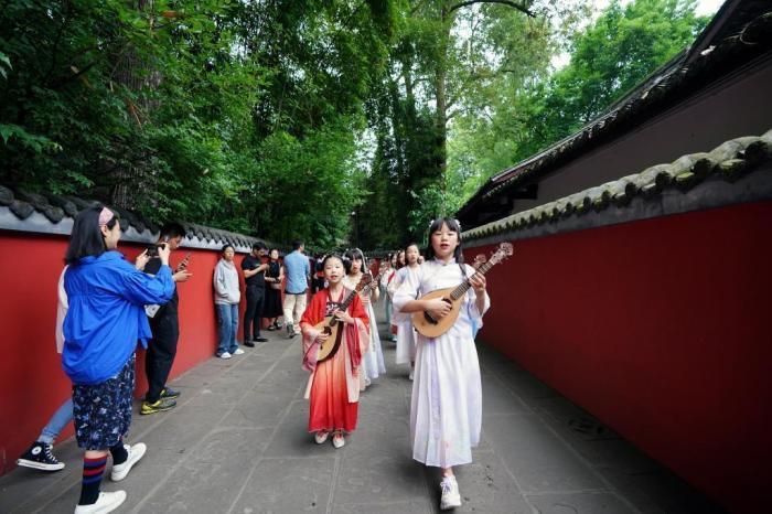 小朋友杜甫草堂博物館里過“六一”