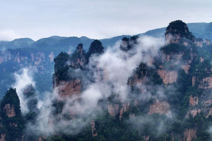 湖南張家界十里畫(huà)廊云霧繚繞 繪就詩(shī)意山水畫(huà)