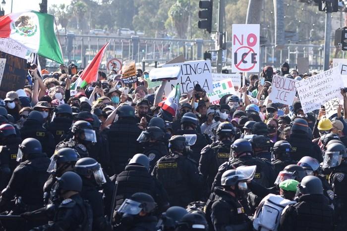 美國(guó)洛杉磯抗議者與警方發(fā)生沖突