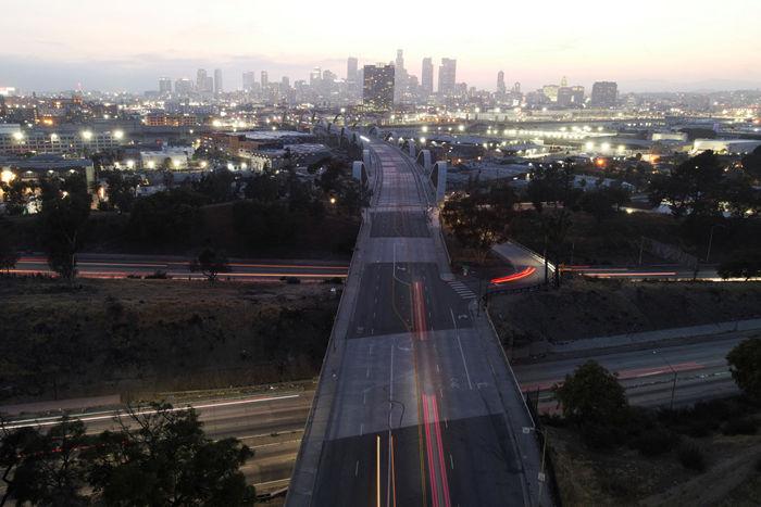 美國洛杉磯市中心部分地區(qū)實(shí)施宵禁