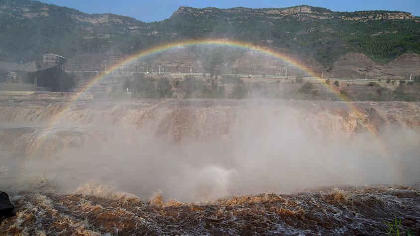 黃河壺口瀑布呈現“彩虹橋”景觀