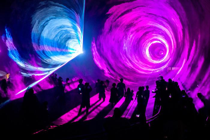 湖北武漢：“光影奇幻夜”熱力全開點亮夏夜