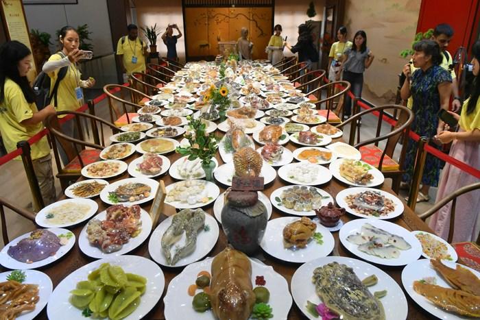 外國大學生“品嘗”石制“滿漢全席”