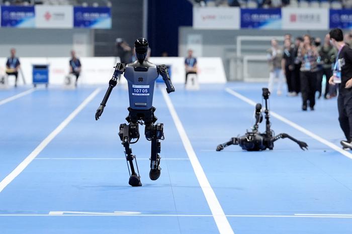 人形機器人運動會上演“百米飛人決戰”
