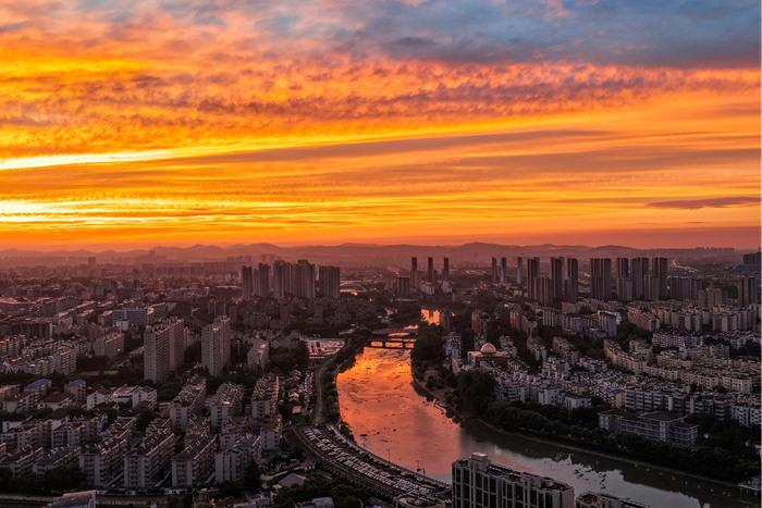 江蘇南京清晨彩云漫天