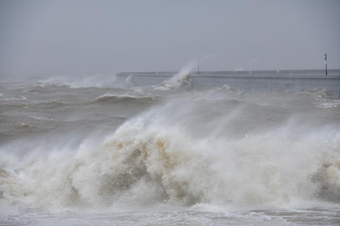 強臺風(fēng)逼近 海口附近海域掀巨浪
