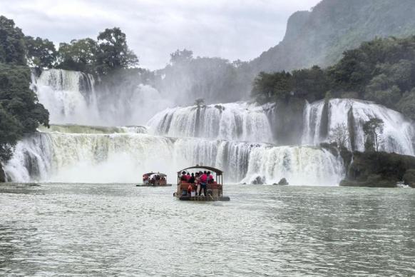 中越德天（板約）瀑布?jí)延^景象堪比夏季豐水期