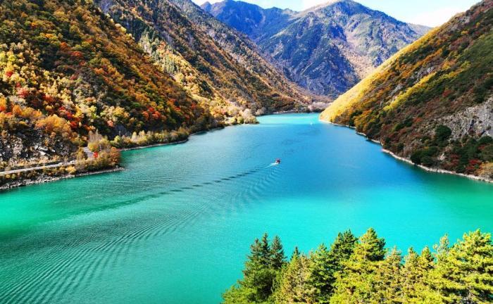 四川茂縣松坪溝景區彩林如畫美不勝收