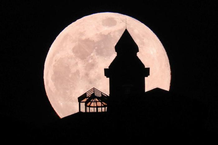 2026年首個(gè)“超級(jí)月亮”現(xiàn)身蒼穹