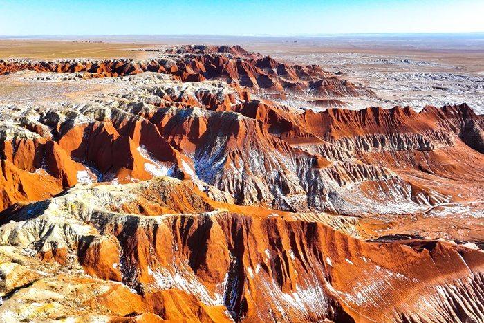 內蒙古烏蘭察布：紅崖臺地色彩濃烈景色壯美