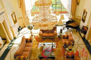 近200平方米的豪華客廳。