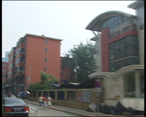 圖3:華清嘉園21號樓,它幾乎鑲嵌在中關(guān)村二小的校園里,是距離二小最近的一棟樓房,但這棟樓房竟然不是學(xué)區(qū)房