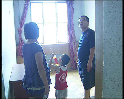 圖2:已在豐臺區(qū)置業(yè)的王先生一家為了四歲的孩子將來能入讀中關(guān)村三小,相中了這套建于1994年,建面64平方米的房子,但164萬元的售價還是超出了他的心理預(yù)期