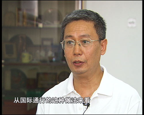 圖4:北京師范大學(xué)教授王曉輝在肯定通過購買學(xué)區(qū)房擇校的合理性的同時,呼吁政府努力改善教育資源不平衡的情況。