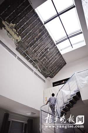 南側房屋的內頂已經不見了。