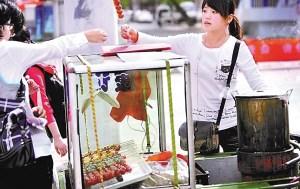 時(shí)尚女孩賣糖葫蘆走紅西安交大(圖)