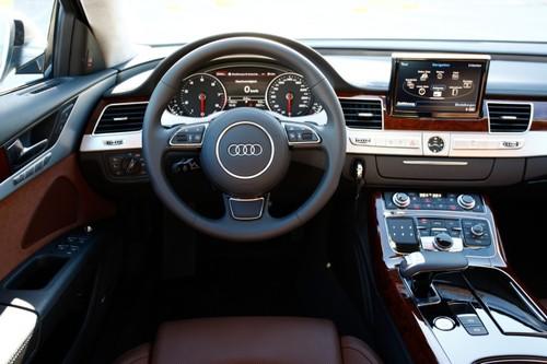 豪華車(chē)的準(zhǔn)則 海外試駕2011款?yuàn)W迪A8