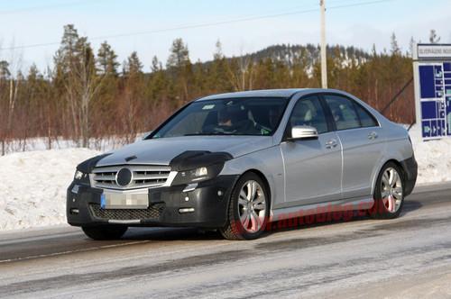 預(yù)計(jì)年底上市 2011款奔馳C級(jí)清晰諜照