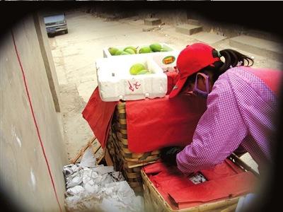 商販用生石灰兌藥水捂熟生芒果(組圖)