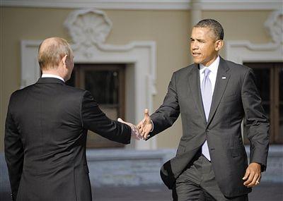 昨日,俄羅斯總統(tǒng)普京在康斯坦丁宮外迎接參加G20峰會(huì)的美國總統(tǒng)奧巴馬,兩人微笑握手。