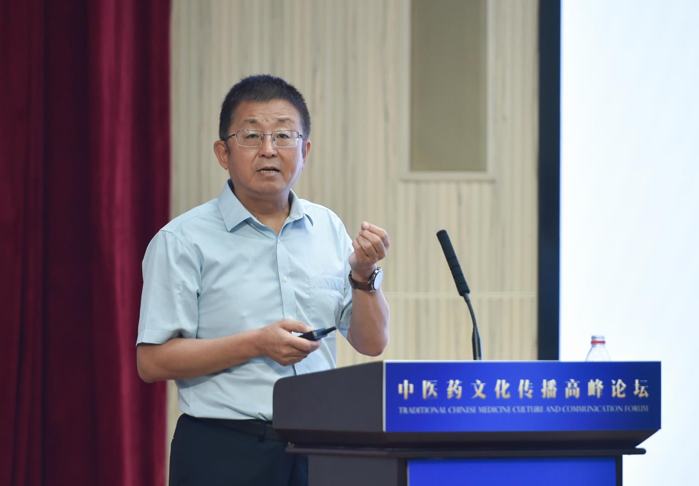 中國中醫(yī)科學院原院長、首席研究員、中國非物質(zhì)文化遺產(chǎn)保護協(xié)會副會長兼中醫(yī)藥委員會會長曹洪欣發(fā)表主旨演講。