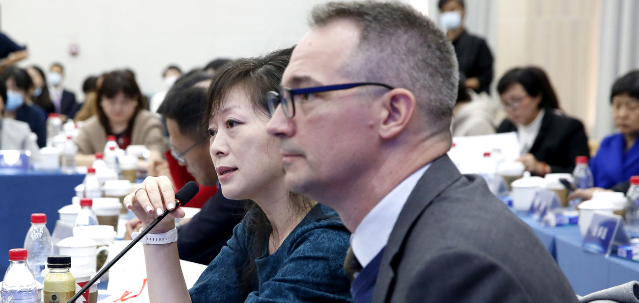 中國(guó)擴(kuò)大高水平開(kāi)放決心不變 外企稱更看好中國(guó)市場(chǎng)<p>    企業(yè)代表表示，通過(guò)聆聽(tīng)圓桌會(huì)關(guān)于黨的二十大報(bào)告的詳細(xì)解讀，對(duì)于報(bào)告重點(diǎn)內(nèi)容有了更深入更全面的掌握和理解，更加提振了在華投資的信心。<p>