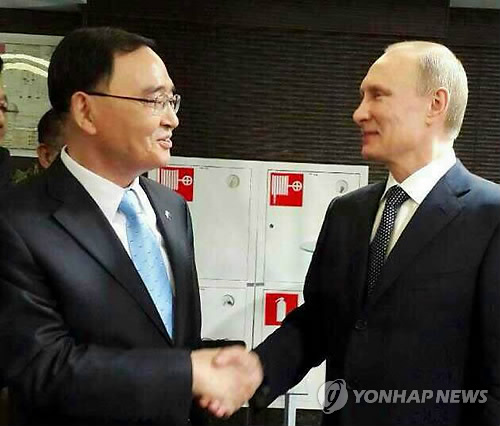 韓國(guó)總理鄭烘原在索契會(huì)見俄羅斯總統(tǒng)普京