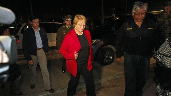 智利總統赴災區視察因余震被迫隨民眾撤離(圖)