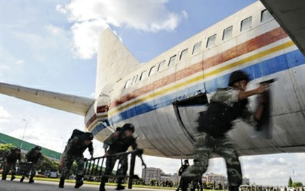 直擊武警特戰隊反劫機演練2秒鐘解救全部人質