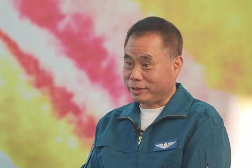 殲-15首飛前夜，他們?yōu)楹我堅囷w員吃飯？