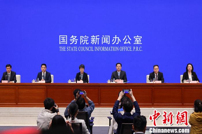 4月19日，中國國務院新聞辦公室在北京舉行新聞發布會，商務部副部長郭婷婷、商務部綜合司司長楊濤、市場運行和消費促進司司長徐興鋒、對外貿易司司長李興乾、外國投資管理司負責人吉小楓介紹2024年一季度商務運行及工作情況，并答記者問。 <a target='_blank' href='/'>中新社</a>記者 楊可佳 攝 