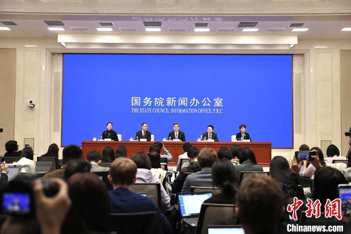 10月12日,中國國務(wù)院新聞辦公室在北京舉行新聞發(fā)布會,財政部部長藍(lán)佛安、財政部副部長廖岷、財政部副部長王東偉、財政部副部長郭婷婷介紹“加大財政政策逆周期調(diào)節(jié)力度、推動經(jīng)濟(jì)高質(zhì)量發(fā)展”有關(guān)情況,并答記者問。 <a target='_blank' href='/'>中新社</a>記者 王紫儒 攝
10月12日,中國國務(wù)院新聞辦公室在北京舉行新聞發(fā)布會,財政部部長藍(lán)佛安、財政部副部長廖岷、財政部副部長王東偉、財政部副部長郭婷婷介紹“加大財政政策逆周期調(diào)節(jié)力度、推動經(jīng)濟(jì)高質(zhì)量發(fā)展”有關(guān)情況,并答記者問。 <a target='_blank' href='/'>中新社</a>記者 王紫儒 攝
