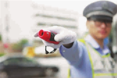 亞信峰會交警試用新裝備電子口哨聲更響指向準(zhǔn)