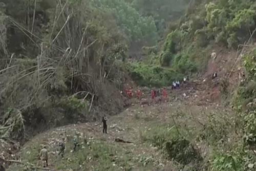 救援組對客機墜毀地點搜救