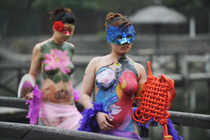 高清:人體彩繪驚艷安徽恩龍旅游景區