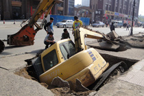 沈陽:人行道現塌陷大坑 挖掘機不慎掉入