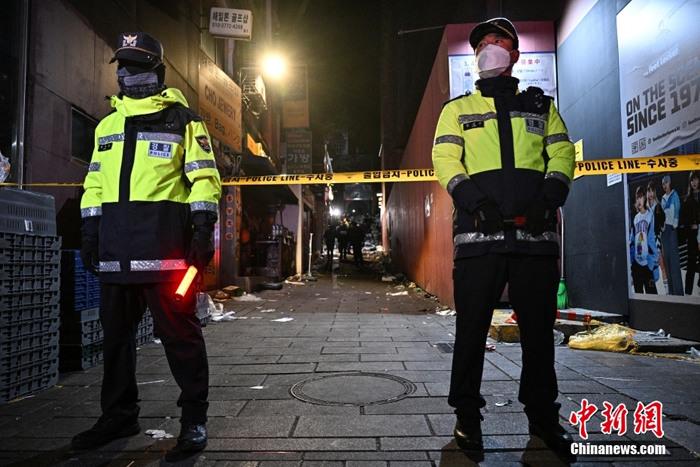 直擊首爾踩踏事發小巷:現場已封鎖 死傷者物品遍地