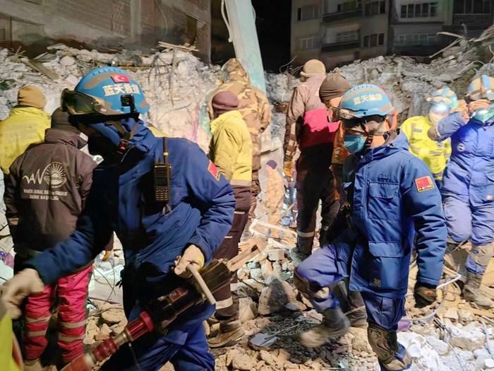 在土耳其震區的中國救援隊